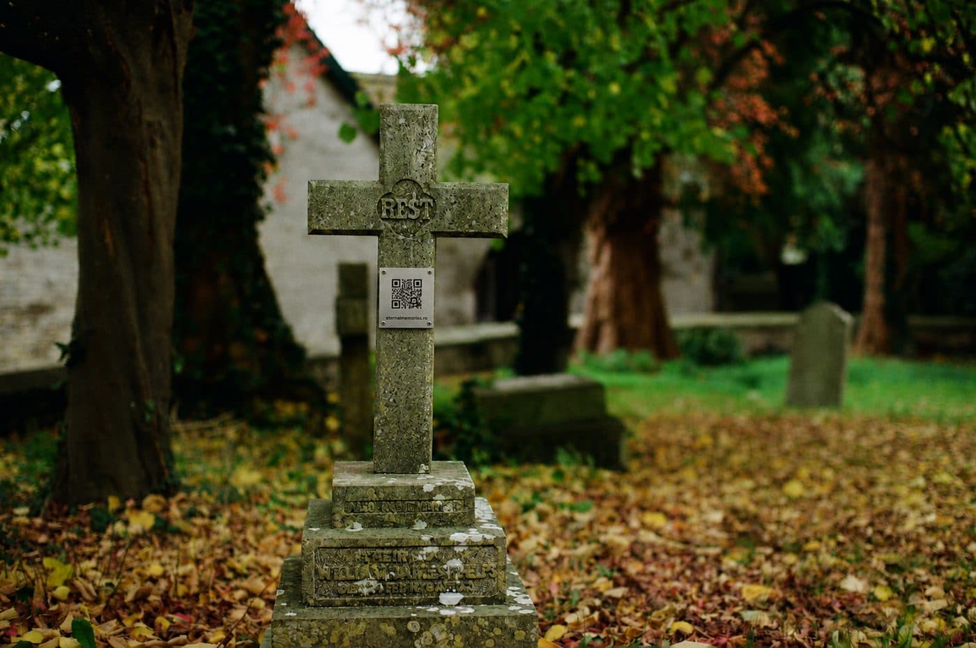 Placă memorială QR montată pe o piatră funerară din cimitir